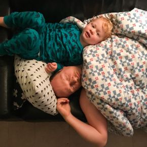 Samen slapen, elk bij een&nbsp;kind